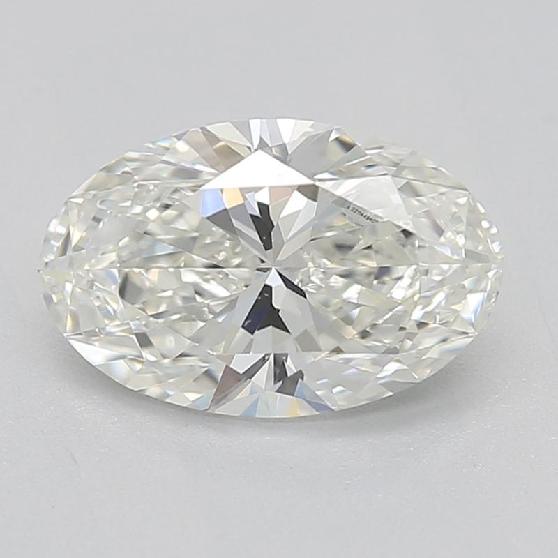 Un exquisito anillo de diamantes presenta una impresionante pieza central de un diamante ovalado certificado por el GIA, con un impresionante peso de 0,8, J , y VS1. Esta lujosa pieza está bellamente elaborada en oro blanco, creando un fondo