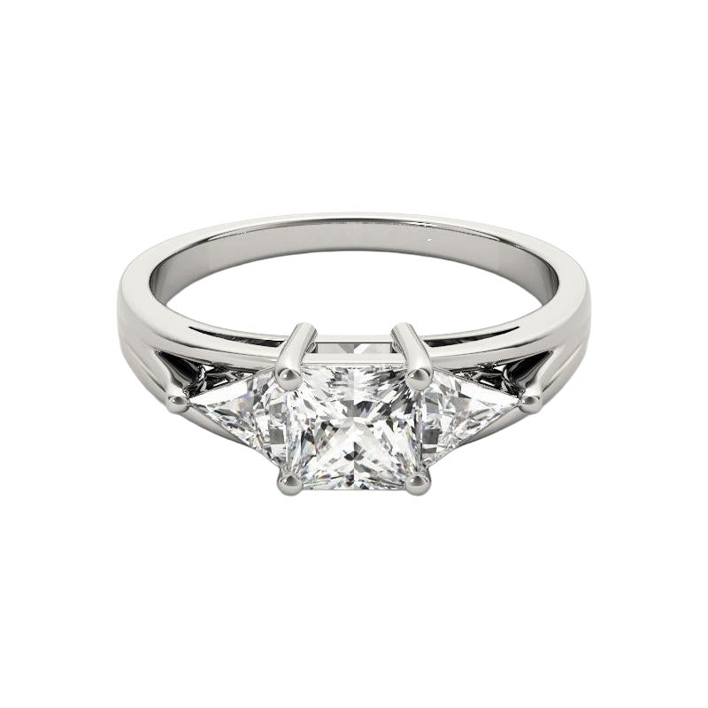 Anello con diamante principessa trilione Est-Ovest certificato GIA da 0.8 carati