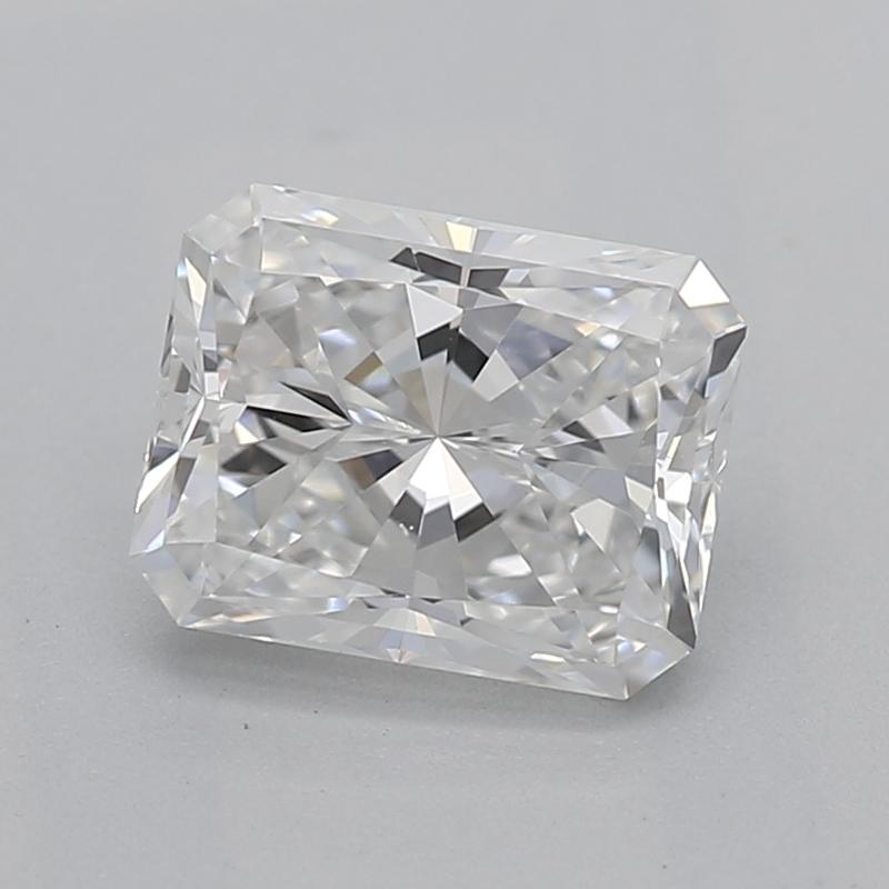 Realizzato a mano a New York, questo squisito anello con diamante mette in mostra un'affascinante e radiosa pietra centrale E SI1 0,8, brillantemente incastonata in una classica montatura a quattro punte che ne esalta la radiosa bellezza. L'anello è