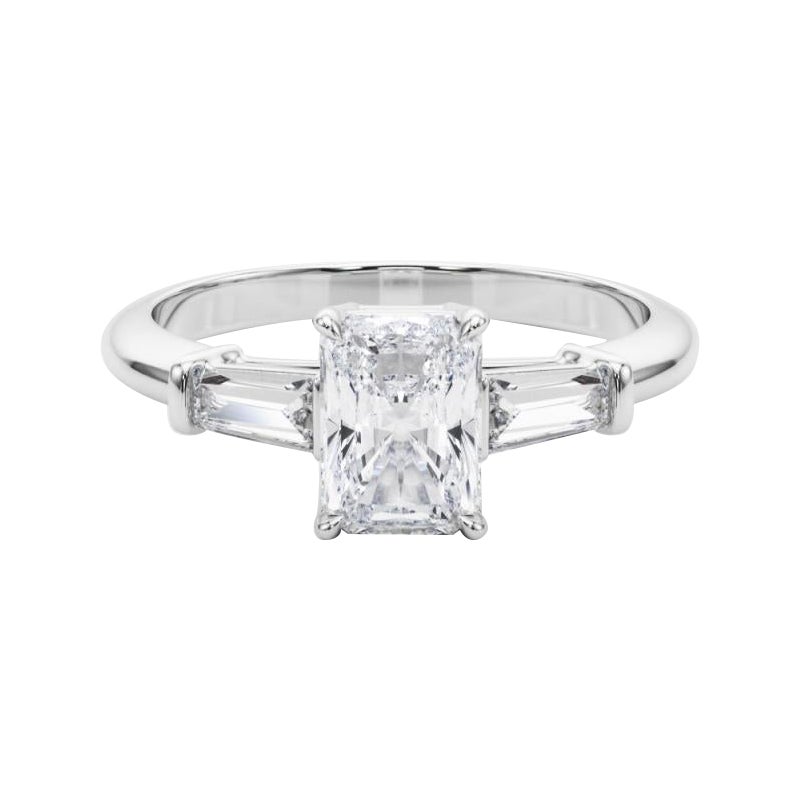Anello con diamanti radianti e baguette a tre pietre certificato GIA da 0.8 carati