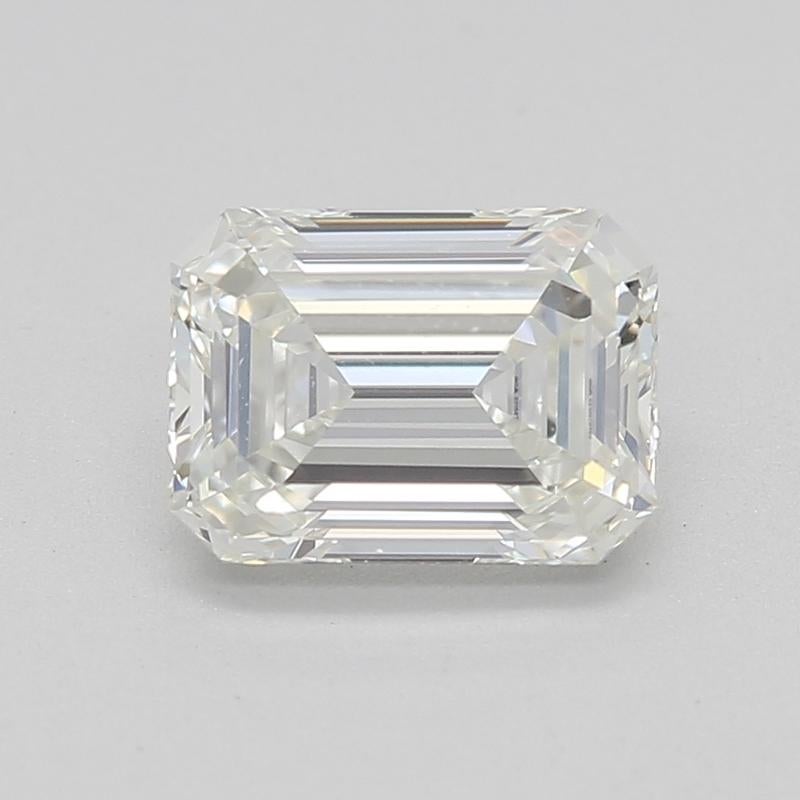 Hecho a mano en Nueva York, un impresionante anillo de 0,8 diamantes presenta una cautivadora pieza central compuesta por un diamante esmeralda de talla perfecta. Con graduación J y VS2, esta exquisita piedra está engastada en una cesta en forma de