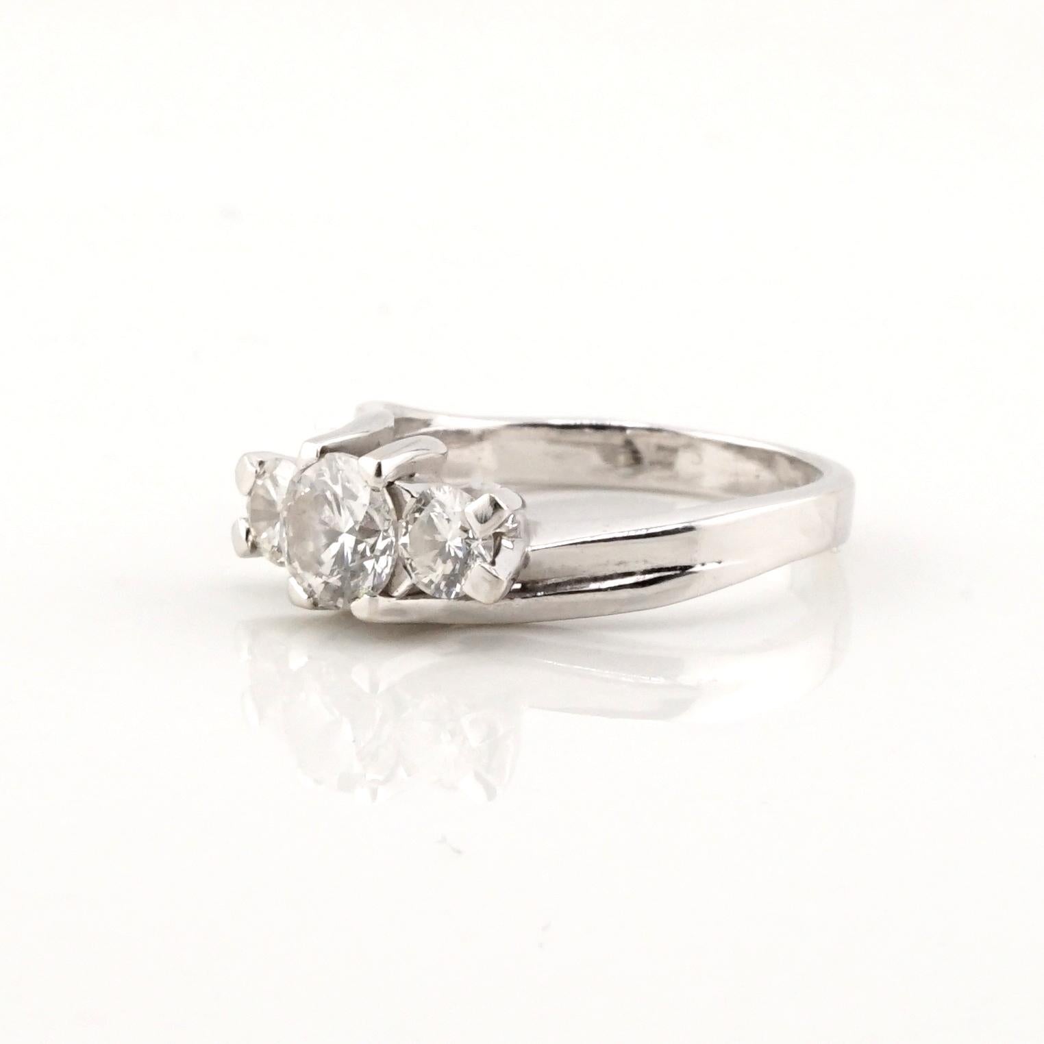Questo squisito anello trilogy è un simbolo senza tempo di eleganza e romanticismo. Al centro, un diamante brillante rotondo da 0,80 carati, certificato da GIA, con un eccezionale colore H e una purezza VS. Il diamante centrale è splendidamente