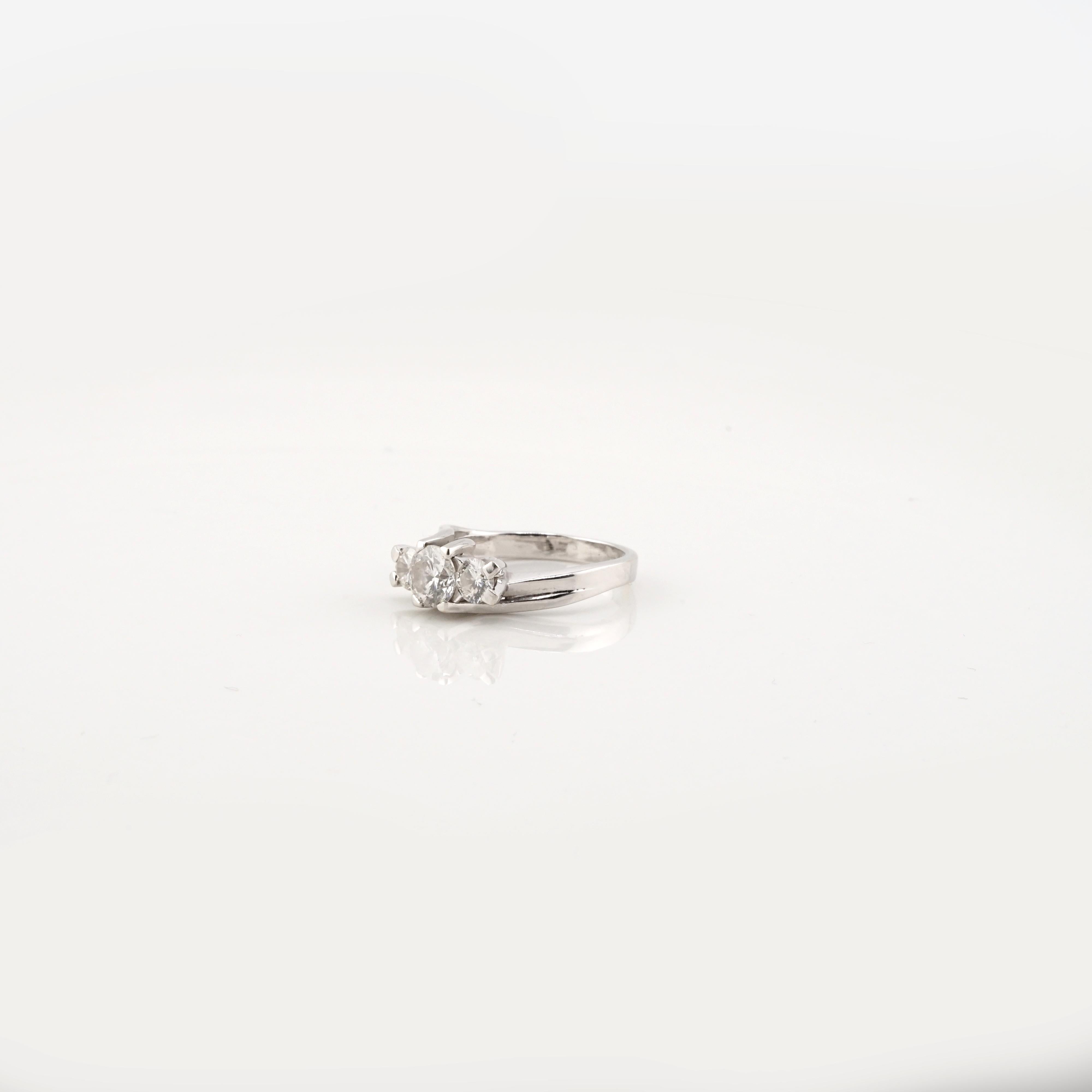 Contemporaneo Anello GIA certificato con trilogia di diamanti da 0,80 carati in oro bianco 14K in vendita