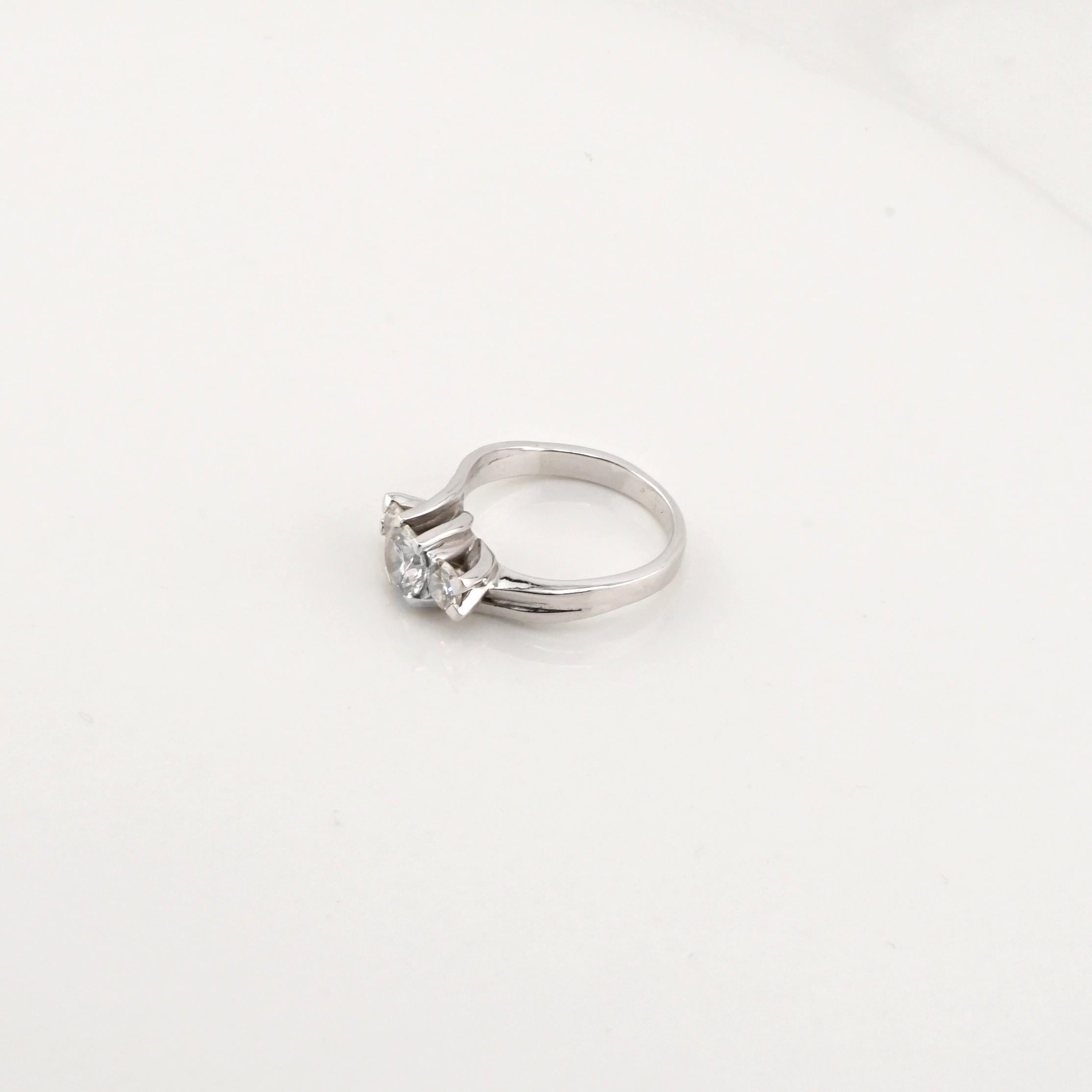 Taglio rotondo Anello GIA certificato con trilogia di diamanti da 0,80 carati in oro bianco 14K in vendita