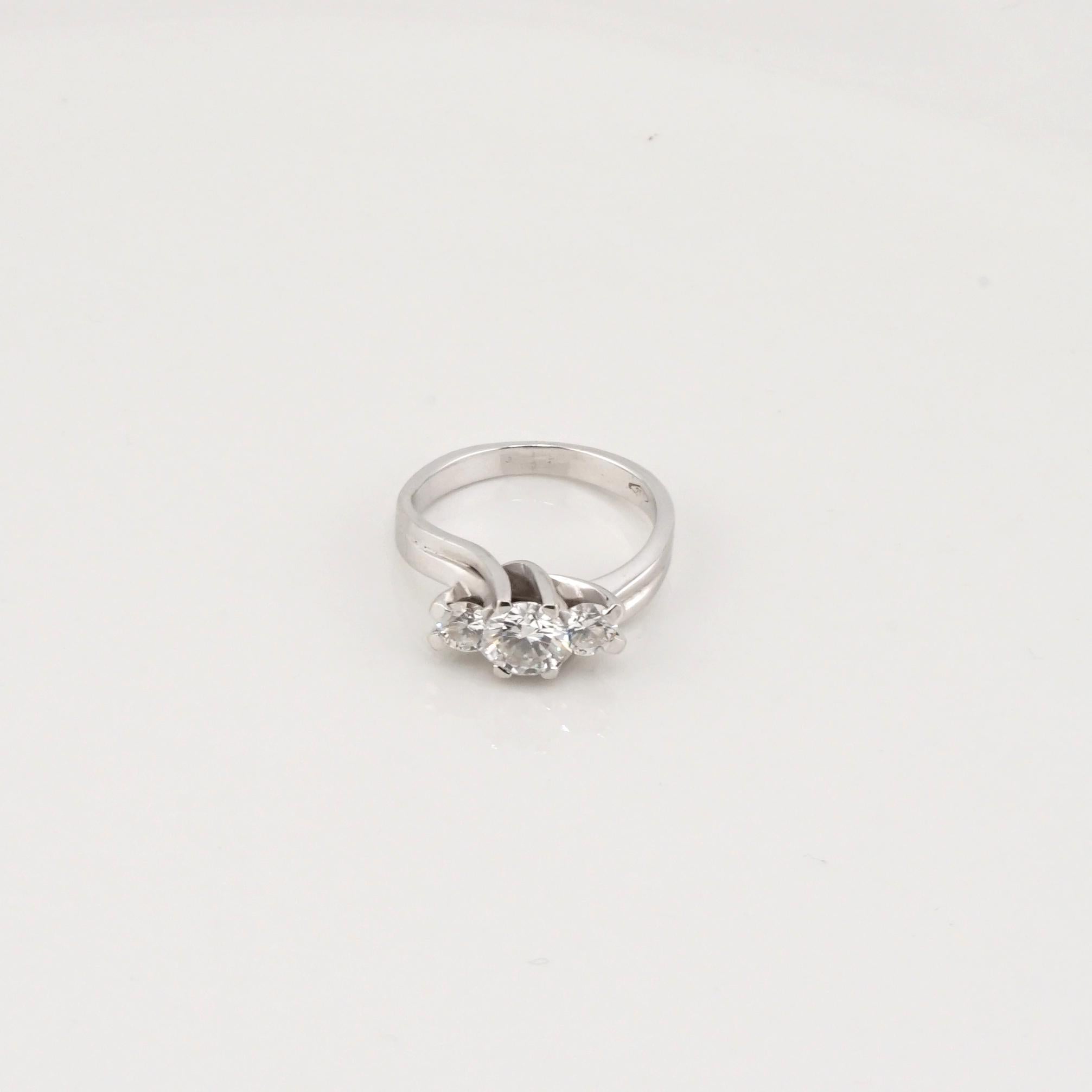 Anello GIA certificato con trilogia di diamanti da 0,80 carati in oro bianco 14K In condizioni Nuovo in vendita a Chicago, IL