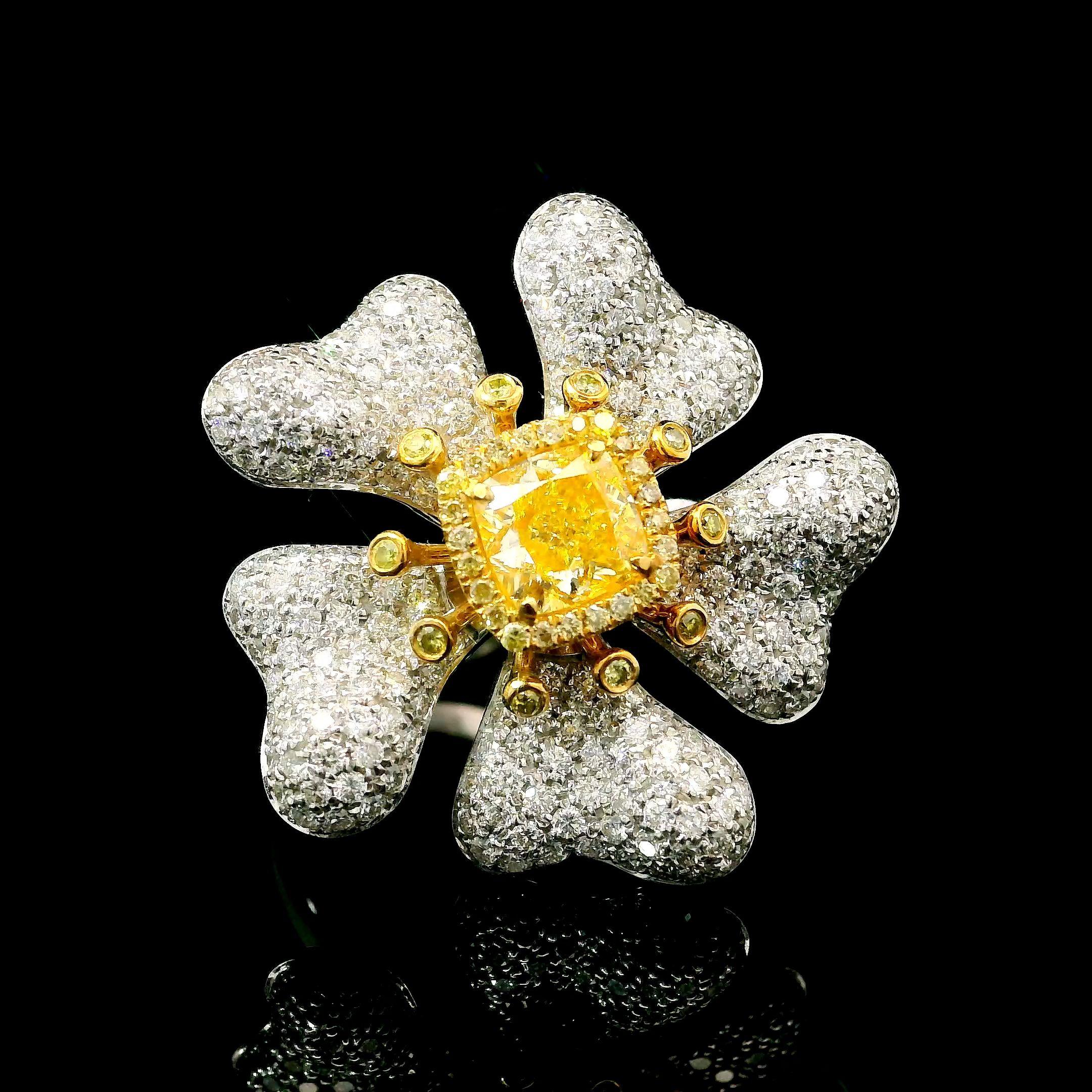 Anello in oro bianco 18 carati con diamanti
  
  Colore e caratura dell'oro: Oro bianco 18kt
  Peso: 7.82 grammi
  
  Imposta con...
  Tipo di pietra: Diamanti
  Forma: Cuscino
  Carati: 0,80 ct
  Colore: Giallo chiaro fantasia
  Chiarezza: SI2
  
 