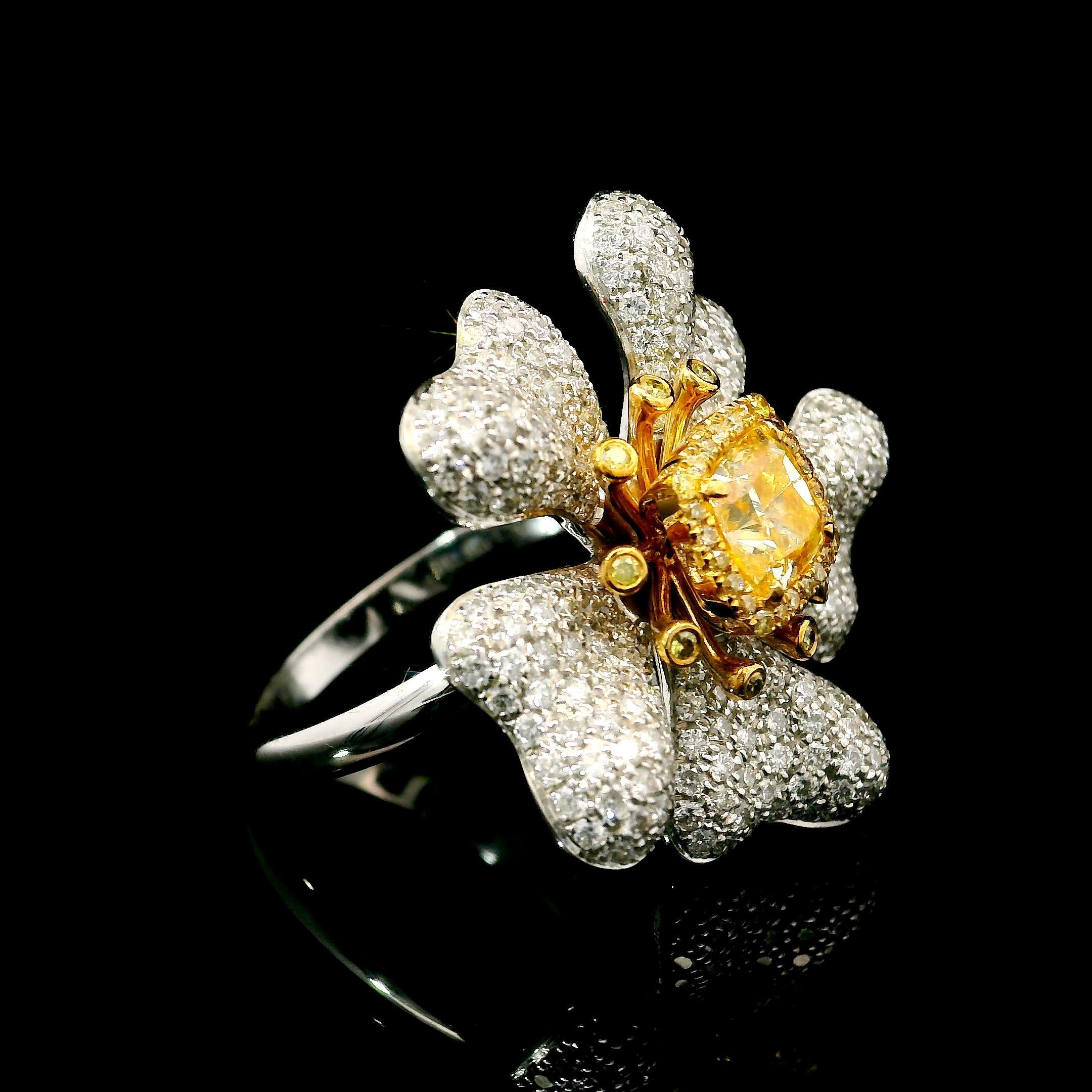 Taglio cuscino Anello con diamante certificato GIA da 0,80 carati, di colore giallo chiaro e chiarezza SI2 in vendita