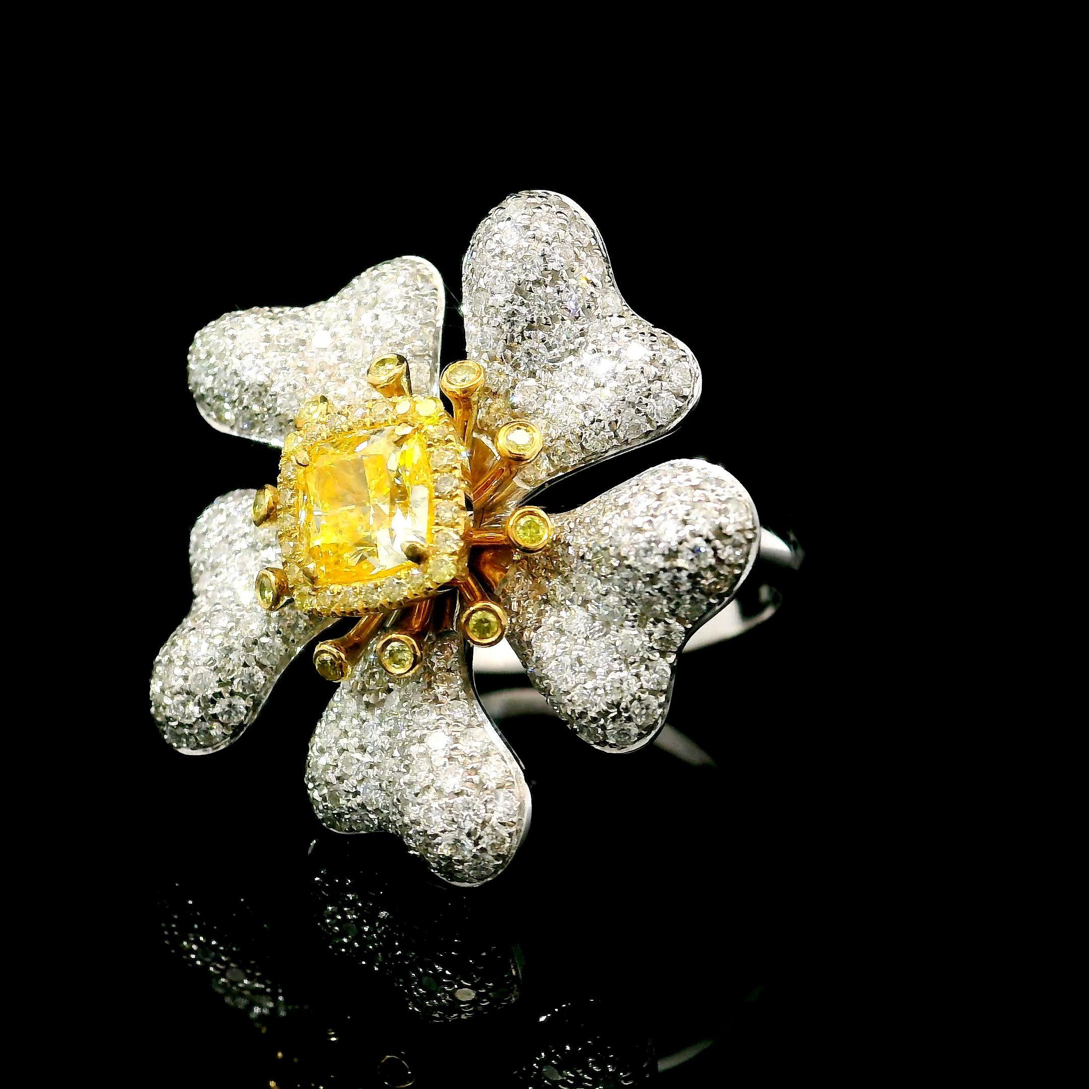 Anello con diamante certificato GIA da 0,80 carati, di colore giallo chiaro e chiarezza SI2 In condizioni Nuovo in vendita a บางรัก, TH