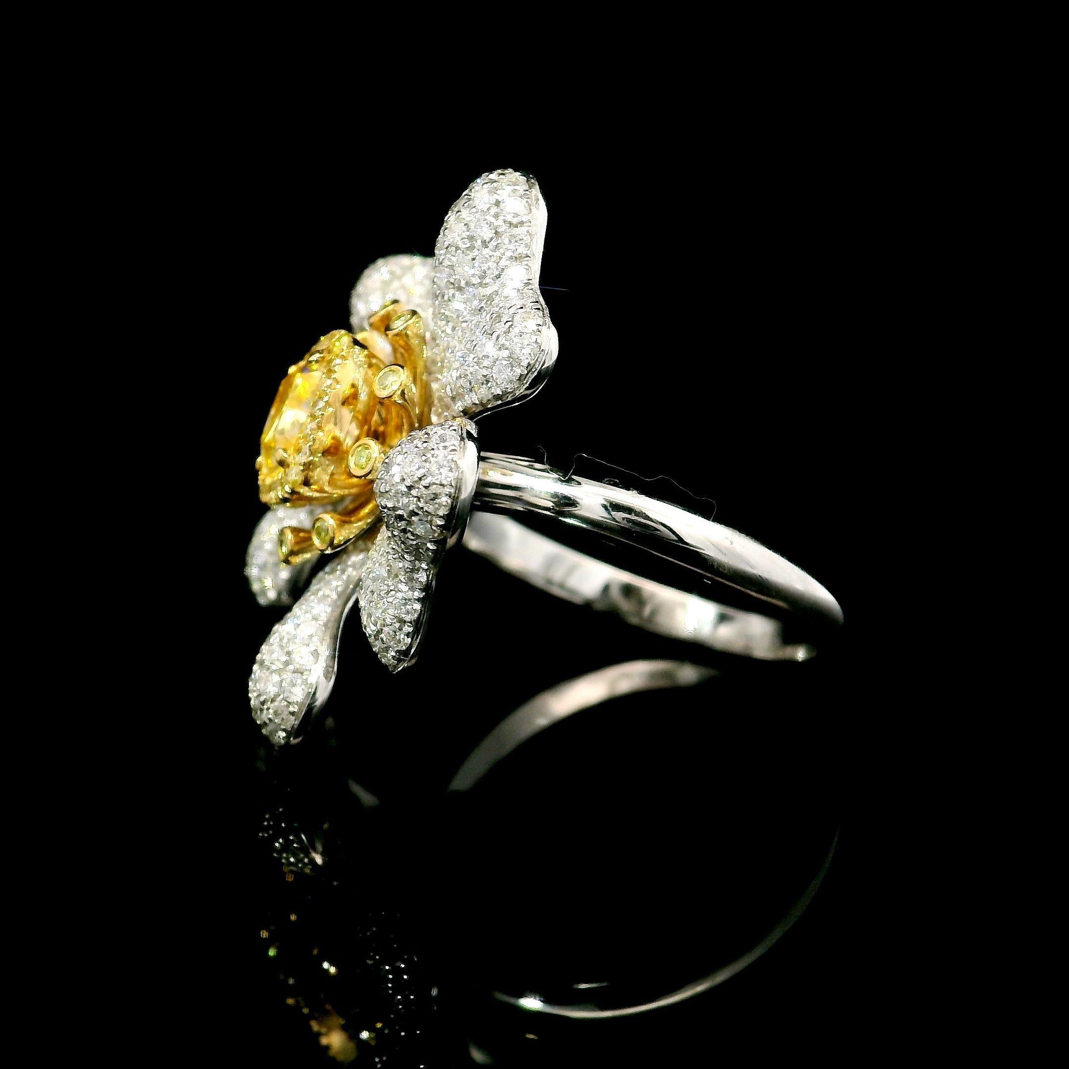 Anello con diamante certificato GIA da 0,80 carati, di colore giallo chiaro e chiarezza SI2 in vendita 1