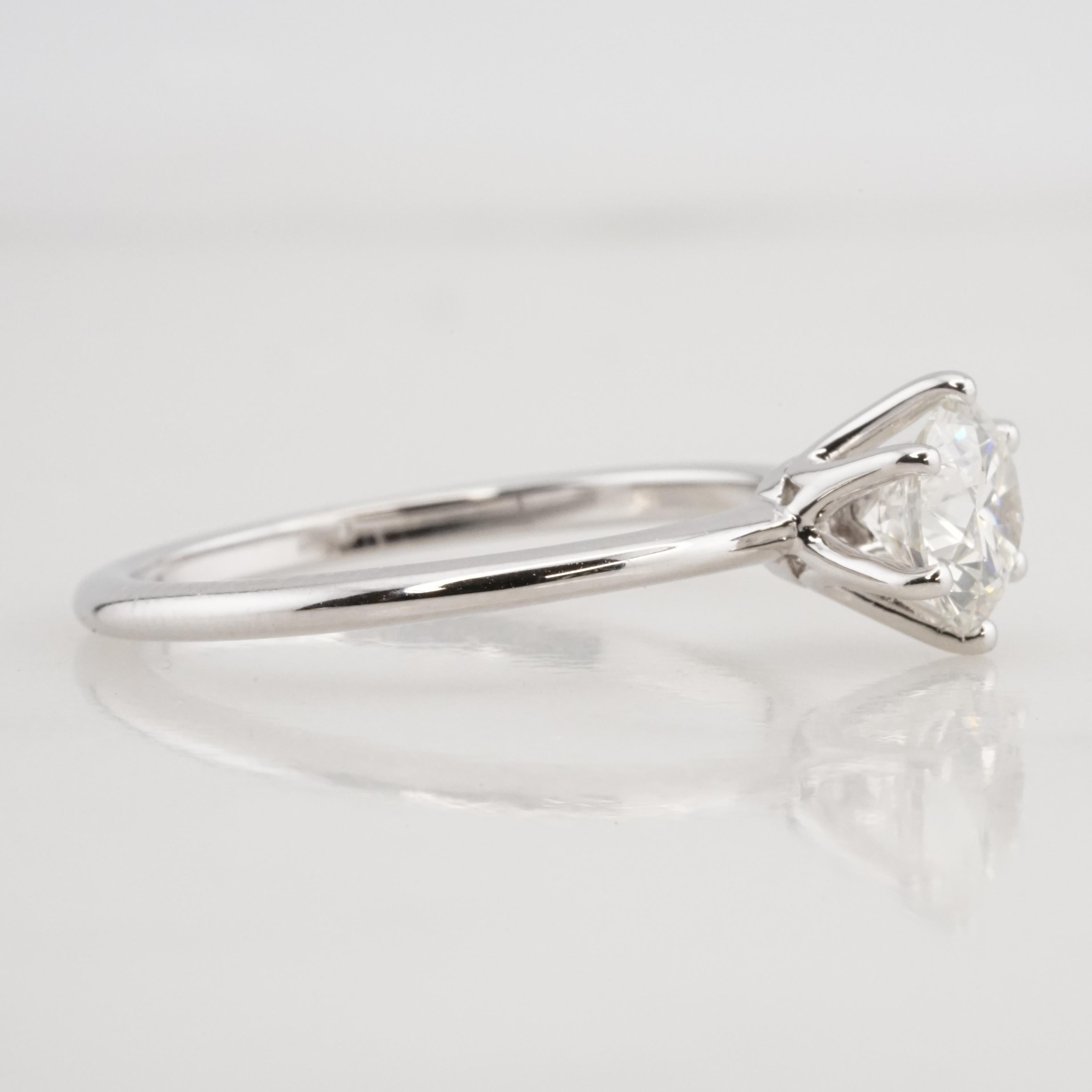 Contemporain Certifié GIA  Bague de fiançailles solitaire en or 18 carats avec diamant rond en vente