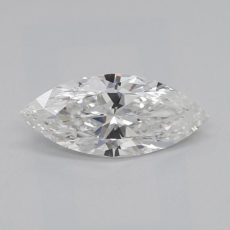 Eleganza nella tua collezione di gioielli con questo straordinario anello con diamante dal design sorprendente che fonde perfettamente l'arte vintage con l'eleganza moderna. Al centro, l'anello sfoggia uno splendido diamante marquise di 0,80 ,