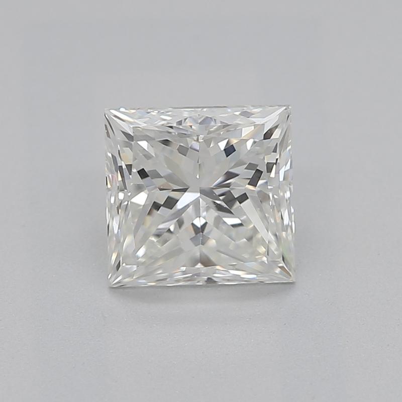 Realizzato a mano a New York, questo squisito anello con diamante presenta un'affascinante pietra centrale principessa certificata GIA del peso di 0,80 , che mostra il perfetto equilibrio tra eleganza e scintillio con i suoi notevoli valori I e VS2.