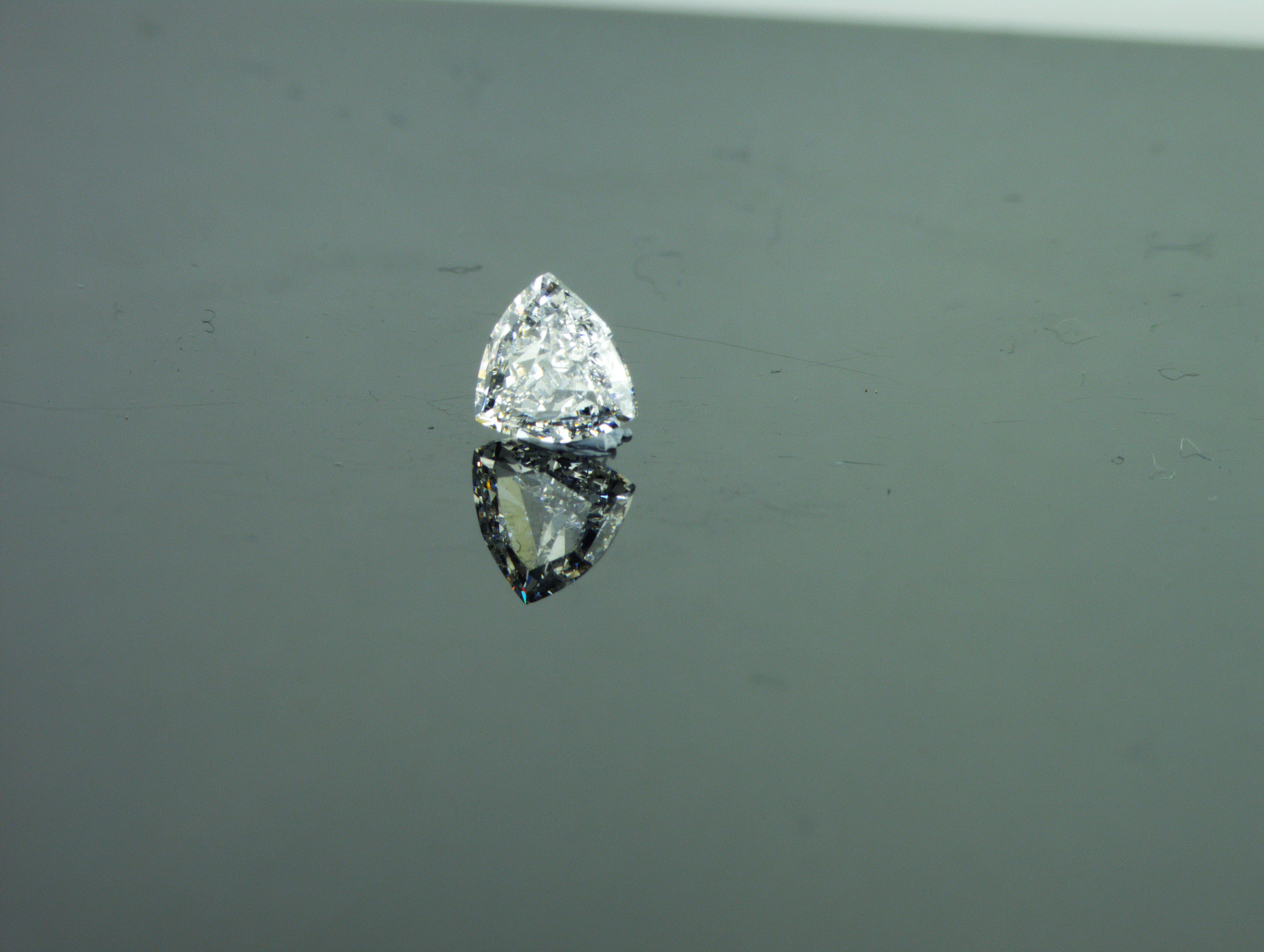 Wir sind ein Unternehmen für die Herstellung von Naturdiamanten mit Sitz in Dubai.
Gewicht: 0,80ct
Die Form: Kissen
Farbe: F
Klarheit: VS1
Polnisch: Sehr gut
Symm: Sehr gut
Abmessungen (mm): 6,11 x 6,17 x 2,93
Alle unsere Diamanten mit der