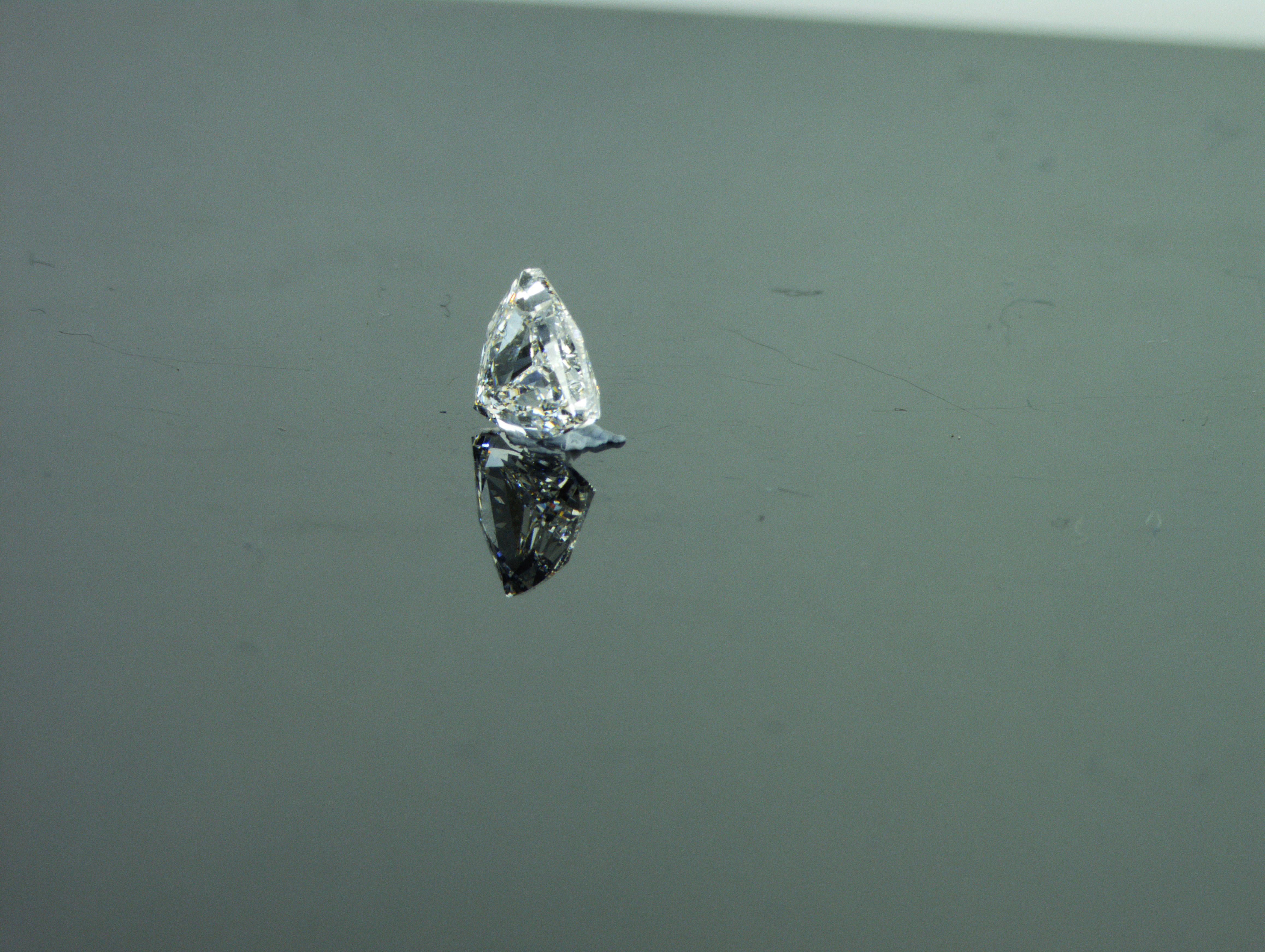 GIA-zertifizierter Naturdiamant in dreieckiger Form mit 0,80 Karat  F VS1 im Zustand „Neu“ im Angebot in Dubai, UAE