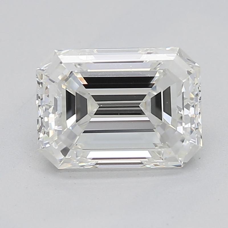 Eleva la tua collezione di gioielli con questo splendido anello con diamante dotato di un'affascinante pietra centrale smeraldo del peso di 0,80. L'eccezionale chiarezza di VS1 e la delicata tonalità di I assicurano uno spettacolo mozzafiato di