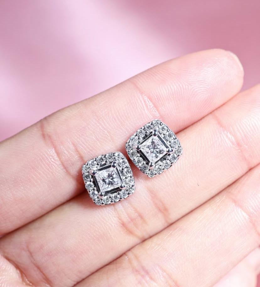 Orecchini con perno in oro 18k con diamanti D/VS2 certificati GIA da 0,80 carati in vendita 3