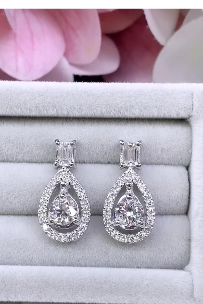 Un esclusivo paio di orecchini dal design contemporaneo, così raffinato ed elegante.
Abbellisciti e aggiungi un tocco di charme al tuo look.
Gli splendidi orecchini sono realizzati in oro 18k con 2 pezzi di diamanti naturali certificati GIA di 0,40x