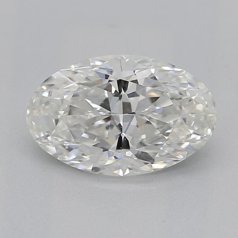 Realizzato a mano a New York, questo affascinante anello con diamante presenta una splendida pietra centrale ovale del peso di 0,80, classificata H e VS1, che emana una brillantezza e un fuoco eccezionali. Il design è caratterizzato da
