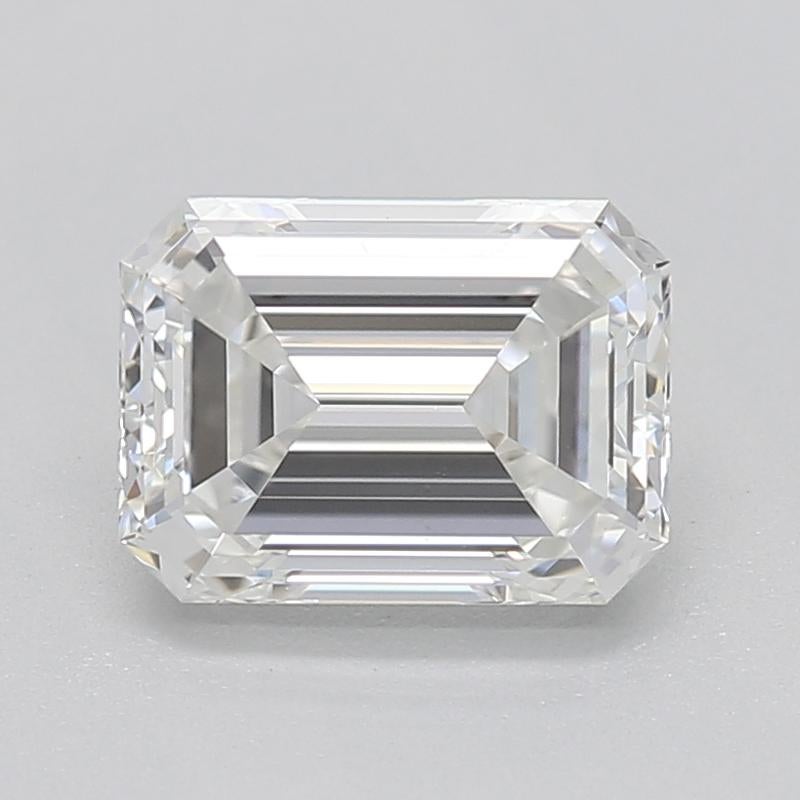 Realizzato a mano a New York, un affascinante anello con diamante che incarna senza sforzo l'eleganza dell'epoca Art Deco, con una splendida pietra centrale smeraldo del peso di 0,81 , con classificazione G e VS1. Questo pezzo vanta una