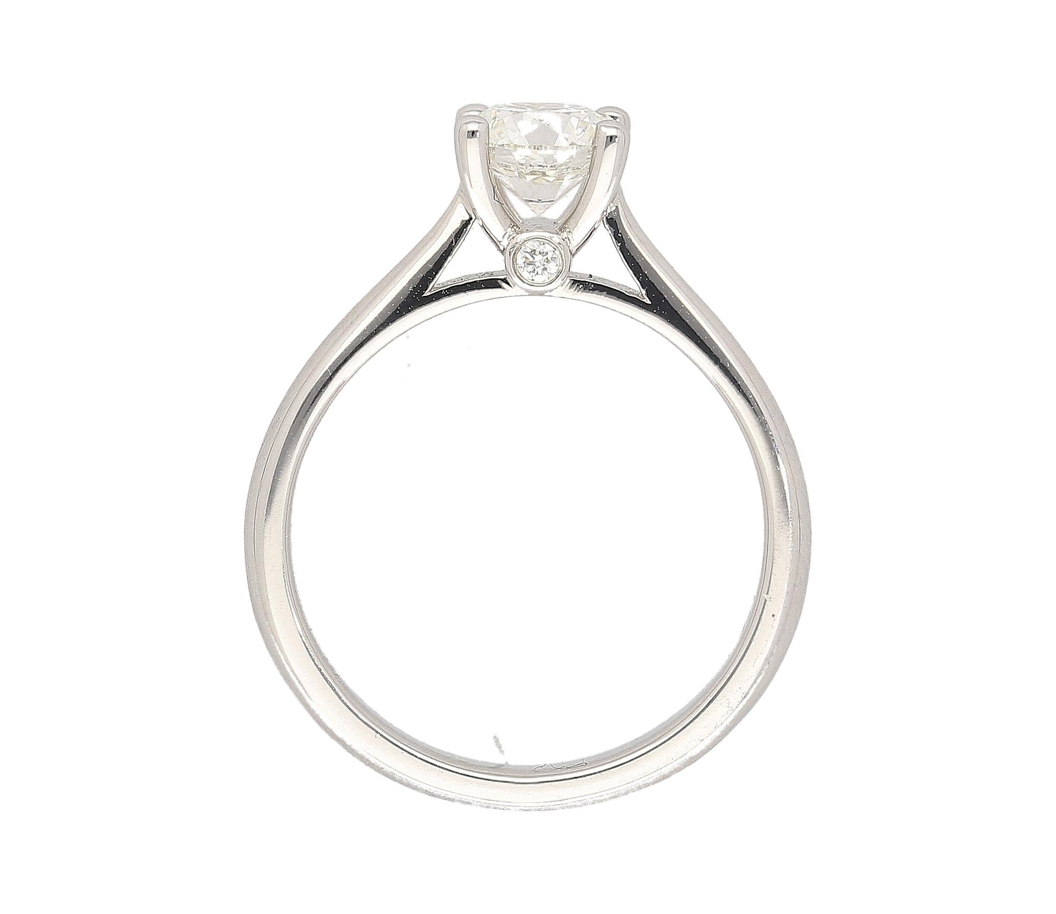 Women's GIA Certified 0.81 Carat G/VS2 Round Cut Diamond Engagement Ring For Sale