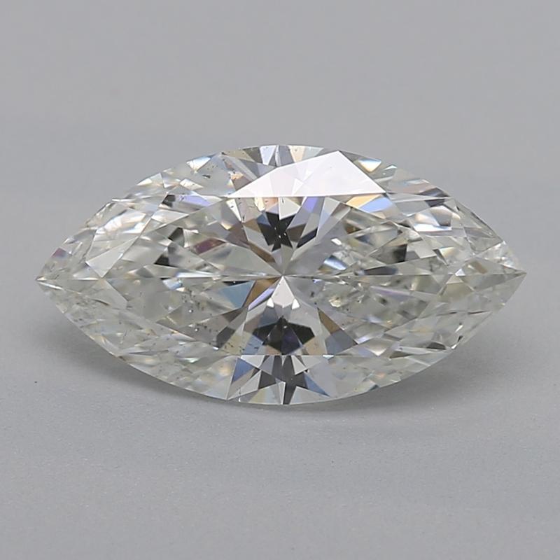 Découvrez une captivante bague à trois pierres en diamant qui incarne l'élégance intemporelle et l'artisanat de luxe. La pièce centrale présente un magnifique diamant marquise de 0,81 , classé avec un brillant H et SI1 , connu pour sa clarté
