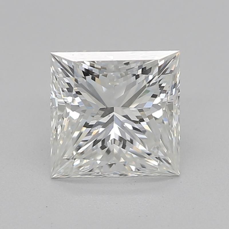 Le design captivant de cette bague en diamant met en valeur une pièce centrale éblouissante composée d'un diamant princesse pesant 0,81 avec un I et un VS2 à couper le souffle. Montée sur un splendide anneau en or jaune, la bague présente un