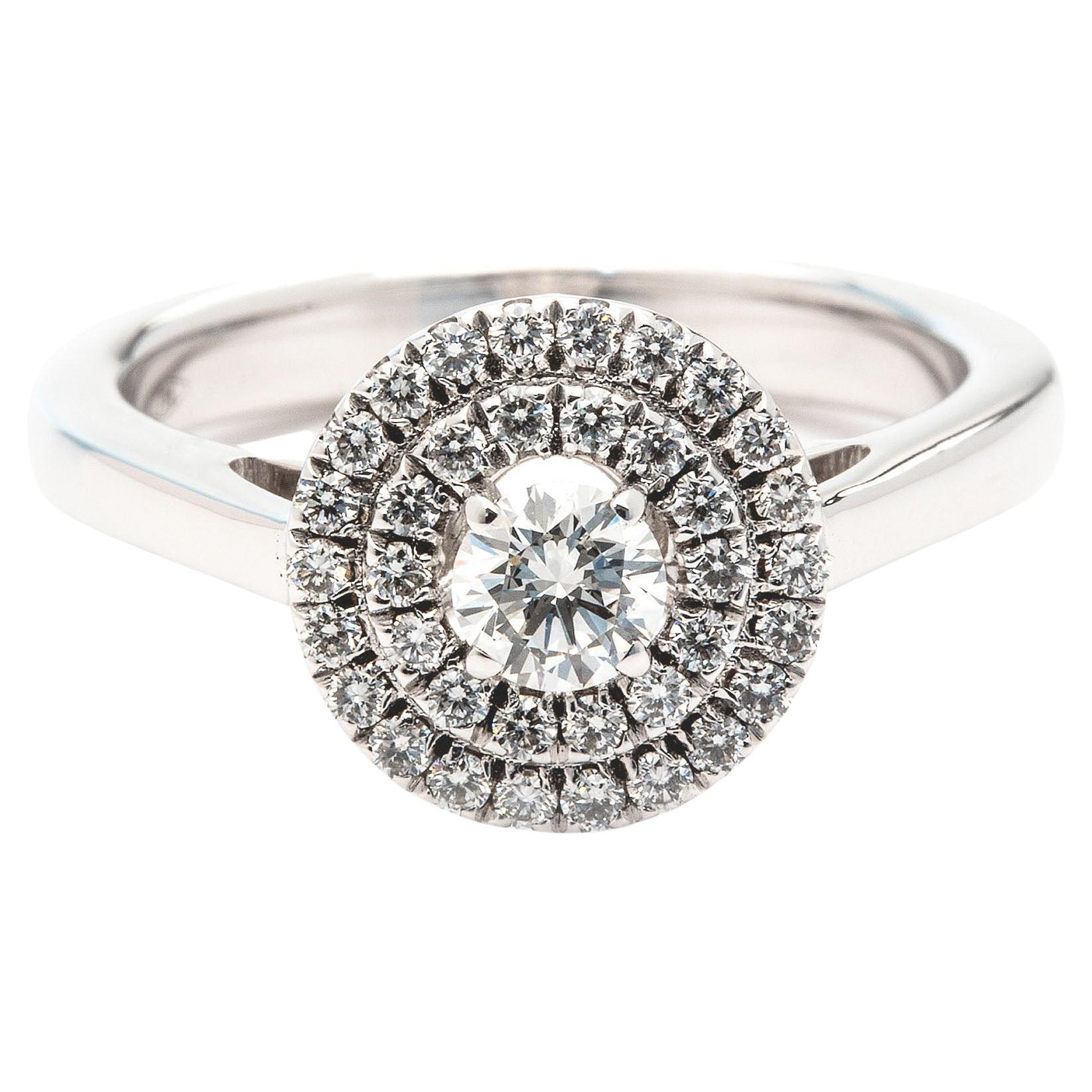 Bague double halo de diamants ronds de 0,82 carat de couleur E-F et de pureté VS certifiée par le GIA en vente