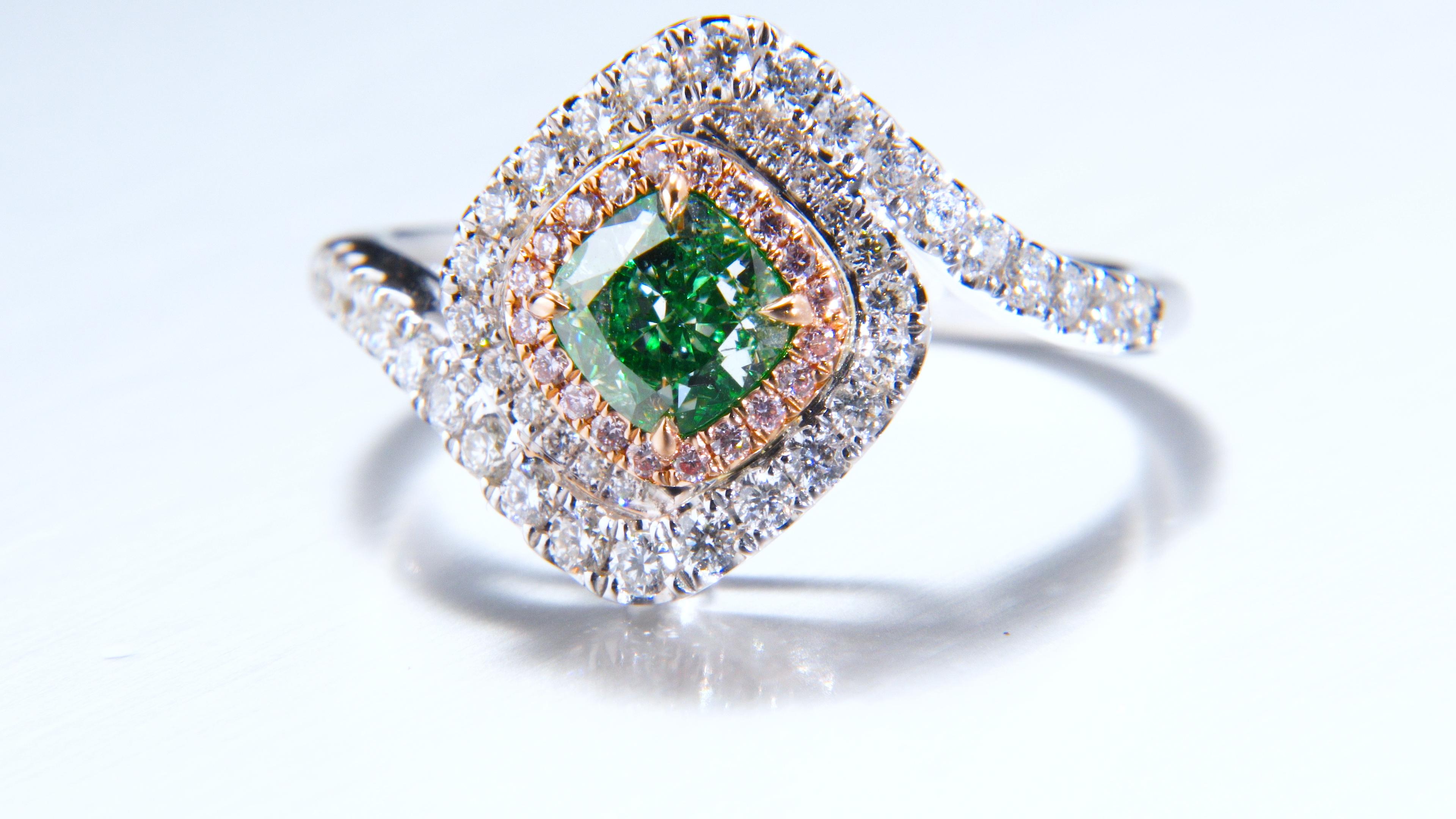GIA-zertifizierter, 0,82 Karat natürlicher Fancy Hellgelb-Grün Ring in Kissenform 18KT  (Kissenschliff) im Angebot