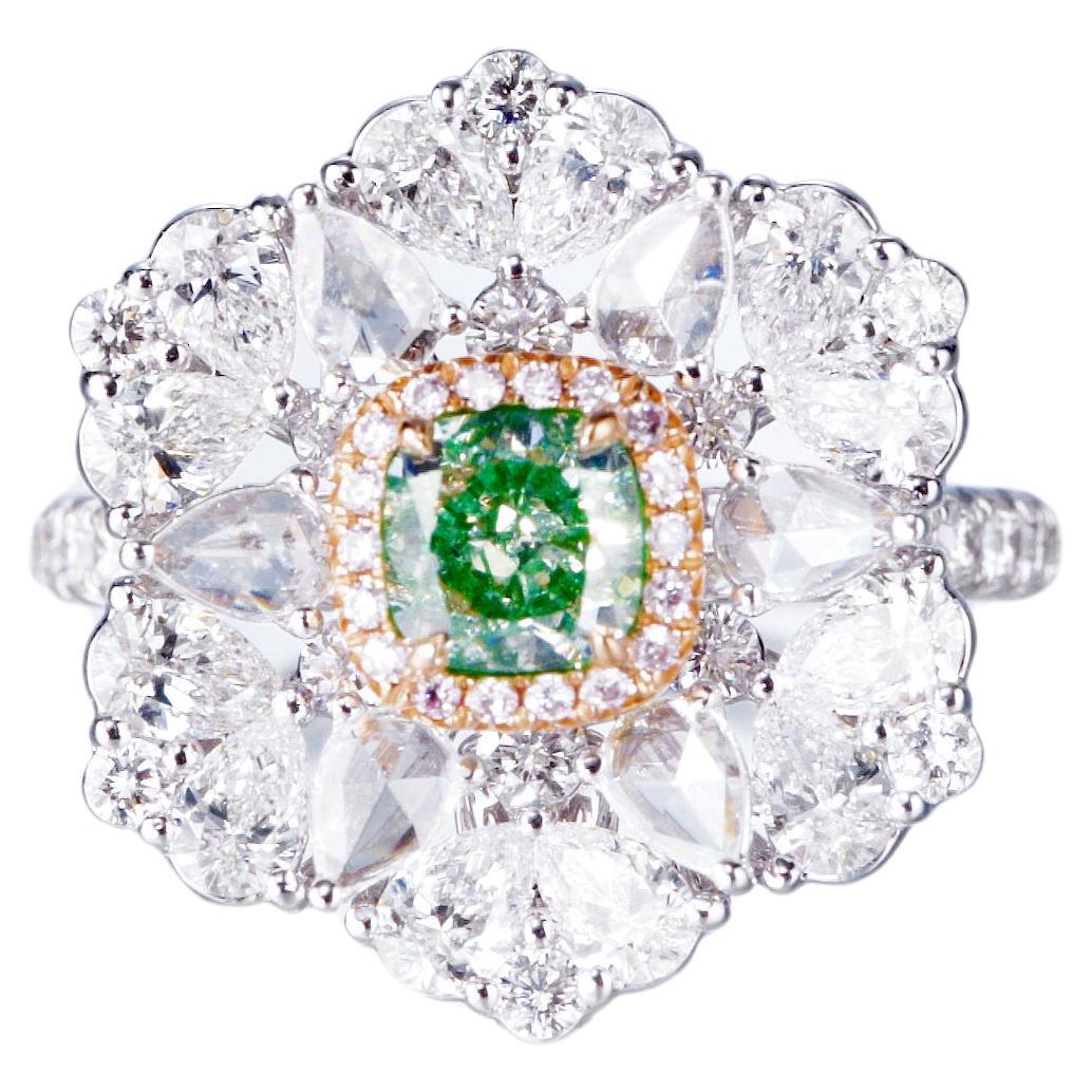 Bague en or 18 carats avec diamant coussin vert clair naturel de 0,82 carat, certifié GIA. en vente