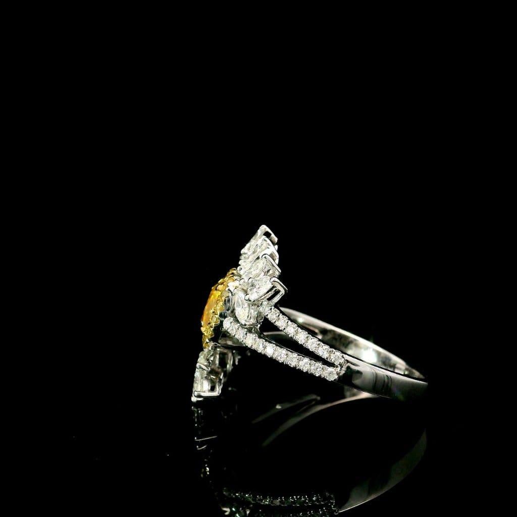 Women's or Men's GIA Certified 0.82CTS Fancy Light Yellow VS2 Clarity 18K Ring For Sale