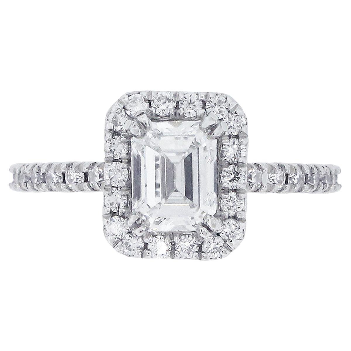 Anillo de compromiso de diamantes de 0.83 quilates certificado por el GIA