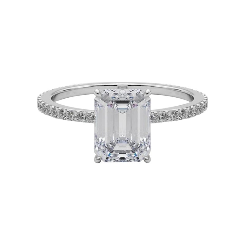 Anillo de diamantes con banda de pavé con halo oculto y esmeralda de 0.83 quilates certificado por GIA