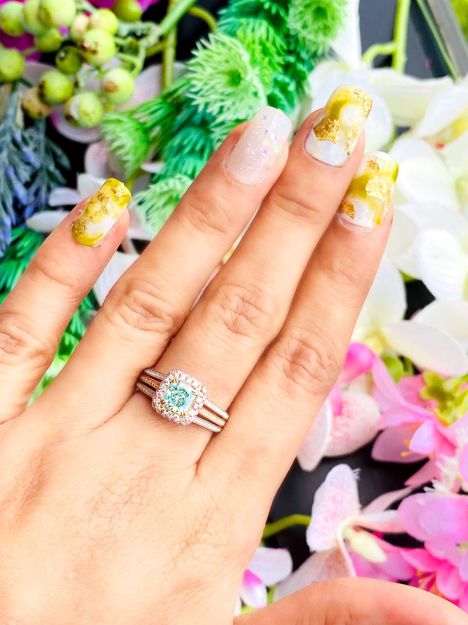 Anillo de diamantes con certificado GIA de 0,83 quilates de color verde claro fantasía y claridad VS1 en venta 5