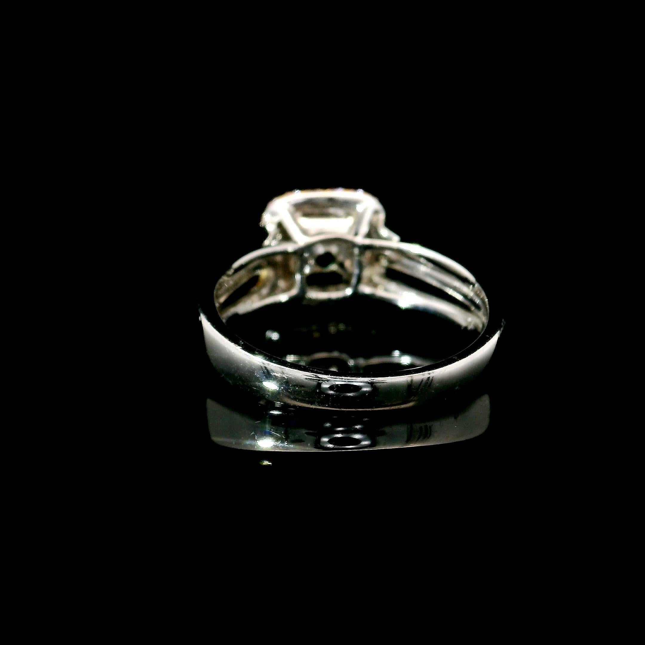 Anillo de diamantes con certificado GIA de 0,83 quilates de color verde claro fantasía y claridad VS1 en venta 1