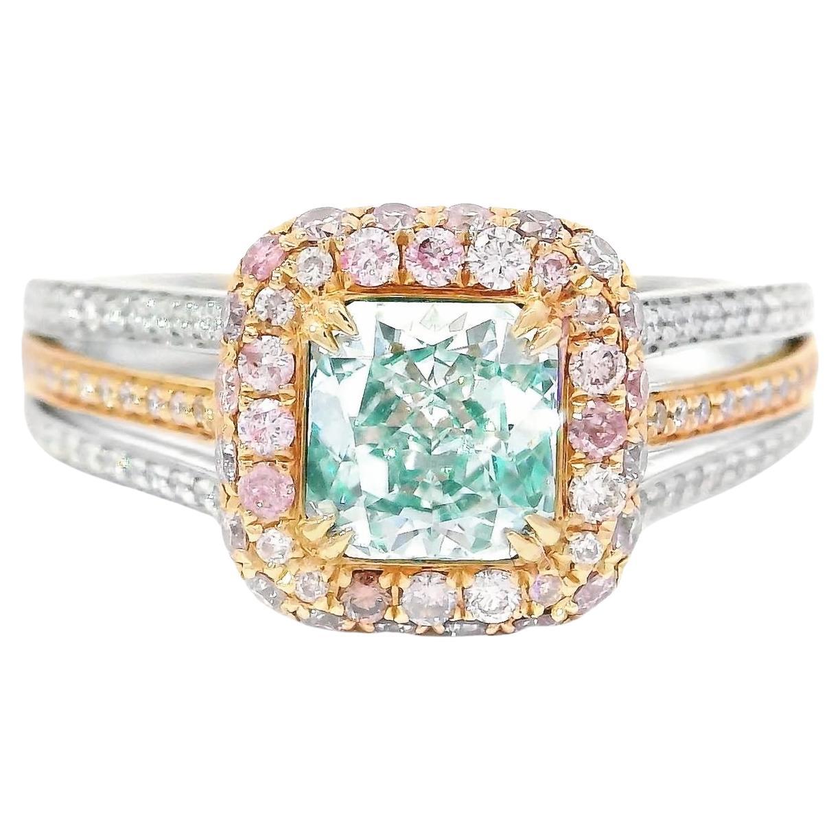 Anillo de oro blanco de 18 quilates con diamantes
  
  Color y quilates del oro Oro blanco 18 quilates
  Peso: 4,347 gramos
  
  Set con-
  Tipo de piedra: Diamantes
  Forma: Cojín
  Quilate: 0,83
  Color: Verde claro fantasía
  Claridad: VS1
  
 