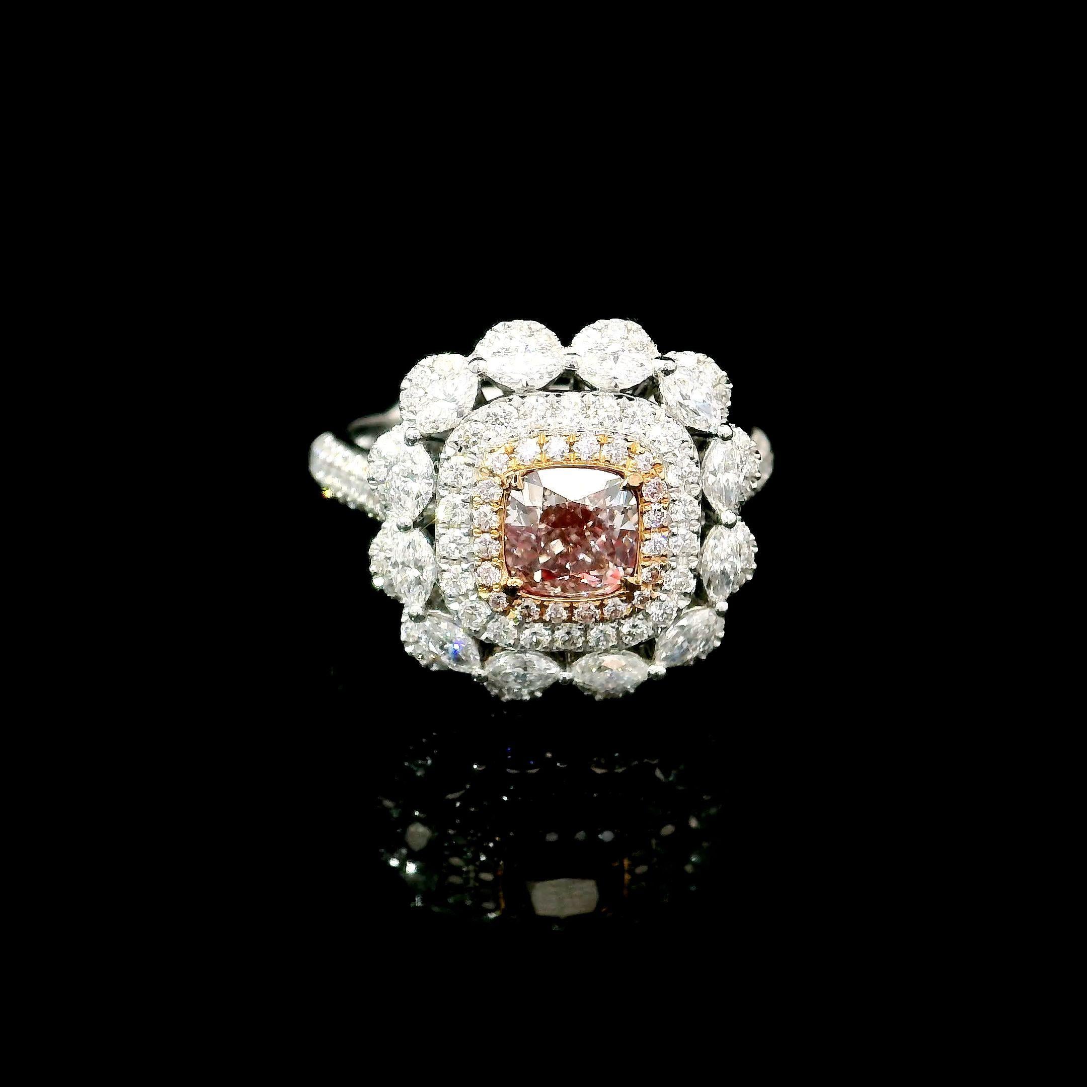 Anello in oro bianco 18 carati con diamanti
  
  Colore e caratura dell'oro: Oro bianco 18kt
  Peso: 5.13 grammi
  
  Imposta con...
  Tipo di pietra: Diamanti
  Forma: Cuscino
  Carati: 0,83
  Colore: Marrone rosa chiaro fantasia 
  Chiarezza: VS1
