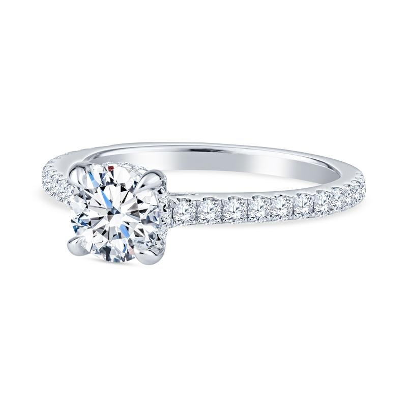 Dieser wunderschöne Verlobungsring besteht aus einem runden Diamanten mit Brillantschliff von 0,84 Karat, H SI1, der mit Diamanten von 0,42 Karat Gesamtgewicht entlang des Bandes in 18 Karat Weißgold akzentuiert ist. Dieser Ring hat die Größe 6,5,