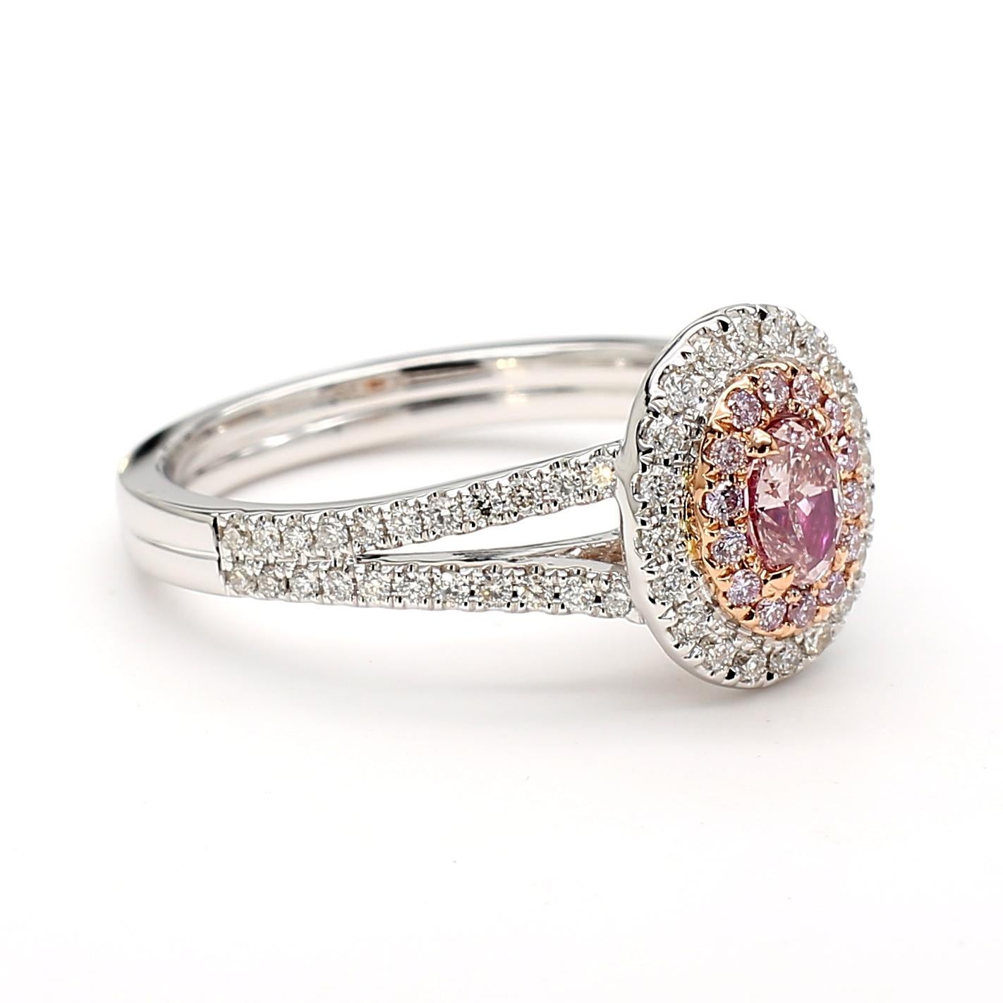 Dieser Ring mit rosa Diamanten im Ovalschliff und doppeltem Halo ist ein Zeugnis für feine Handwerkskunst und zeitloses Design. Dieser Ring ist perfekt für alle, die die Schönheit natürlicher Diamanten zu schätzen wissen. Er bietet ein Gleichgewicht