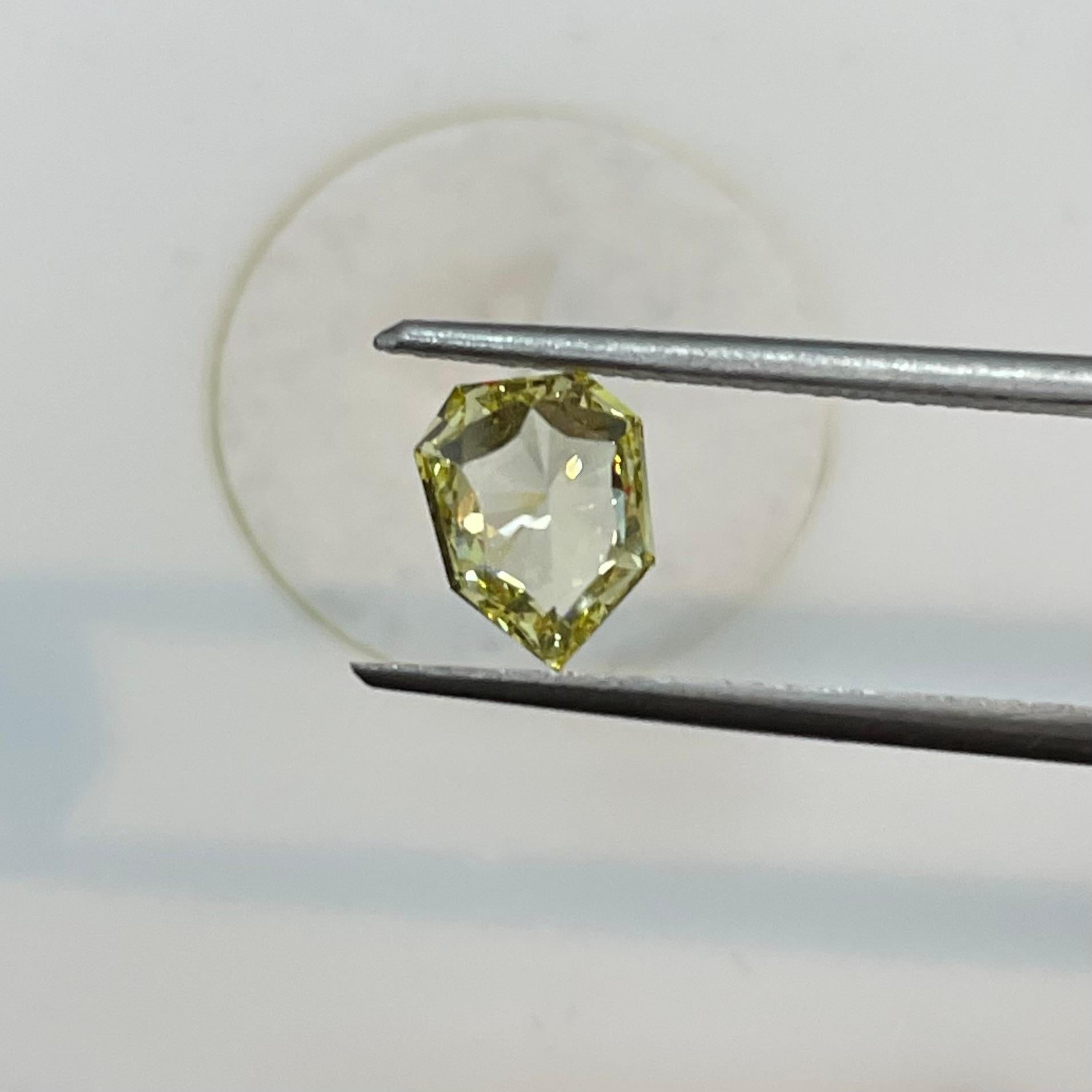 Taille mixte Diamant jaune intense fantaisie taille duchesse VS1 de 0,87 carat certifié par le GIA en vente