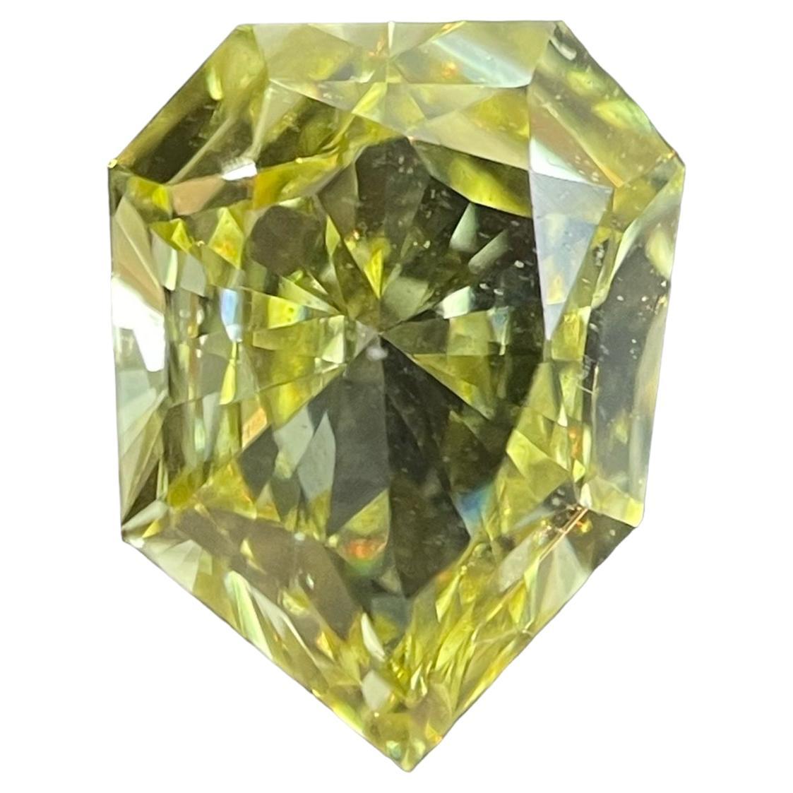 Diamant jaune intense fantaisie taille duchesse VS1 de 0,87 carat certifié par le GIA en vente