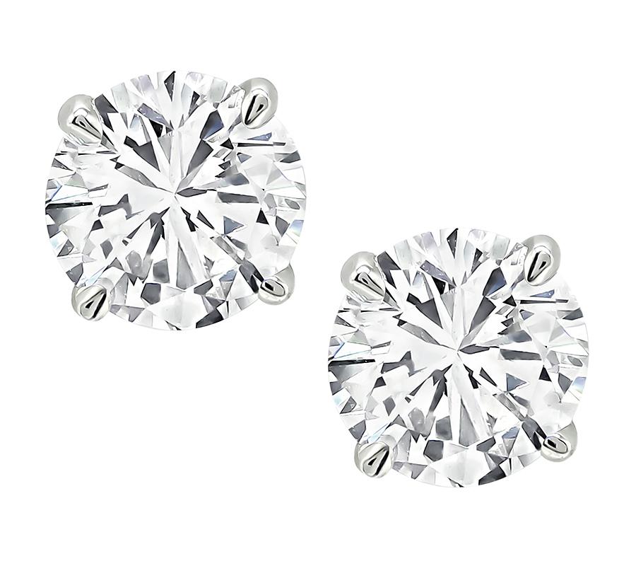 Il s'agit d'une charmante paire de boucles d'oreilles en or blanc 14k avec des diamants. Les boucles d'oreilles sont serties de diamants étincelants de taille ronde certifiés par le GIA, pesant 0,88ct et 0,87ct. La couleur des diamants est J avec