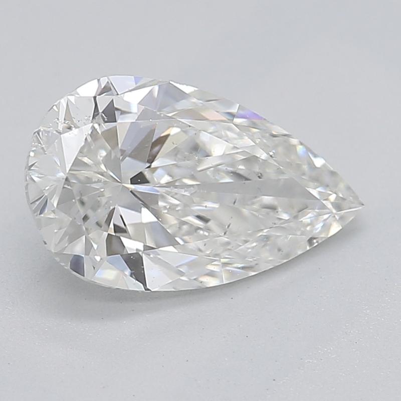 Realizzato a mano a New York, uno splendido anello di diamanti che incarna eleganza e fascino, con un incantevole diamante a pera di 0,9 , classificato G e SI2. Questo squisito pezzo sfoggia un'aureola asimmetrica realizzata con diamanti più