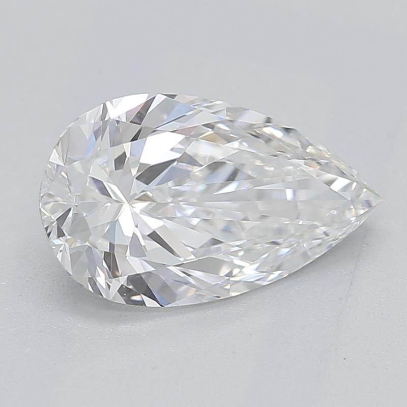 Dieser exquisite, in New York handgefertigte Diamantring besticht durch seinen Mittelstein, einen bemerkenswerten Birnen-Diamanten mit einem Gewicht von 0.9. Der Diamant ist mit F und VS2 eingestuft und strahlt Brillanz und Glanz aus, was ihn zu