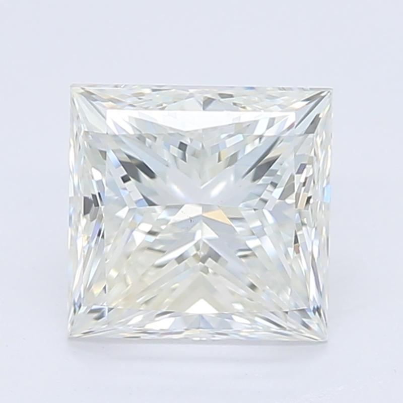 Fabriquée à la main à New York, cette exquise bague en diamant présente un magnifique diamant central princesse F VS2 0,9, exsudant un éclat exquis qui capte le regard. L'élégance du design est accentuée par deux délicats diamants latéraux de taille