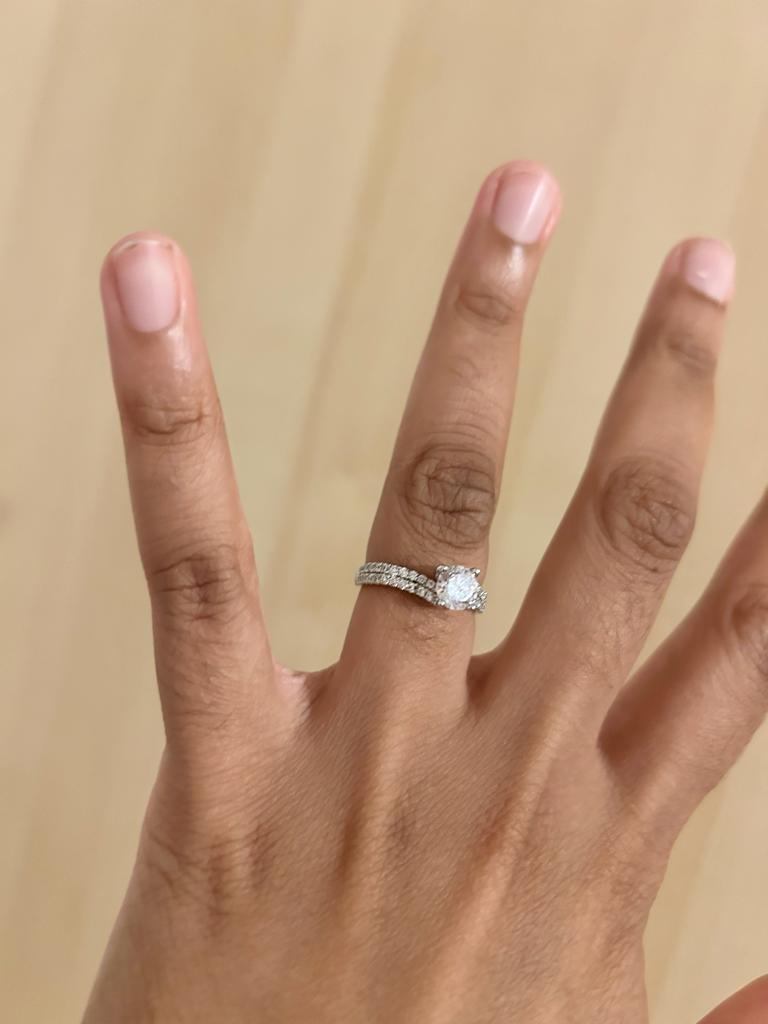 For Sale:  GIA Certified 0.9 Carat Round Brilliant Diamond Ring in Platinum 6