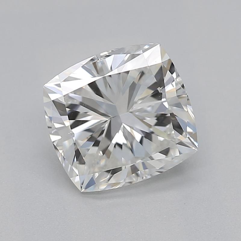 Dieser exquisite, in New York handgefertigte Diamantring besticht durch einen kissenförmigen Mittelstein mit einem Gewicht von 0,90 und einer bemerkenswerten Reinheit von VS2 sowie einem raffinierten Farbton von F. Der aus luxuriösem Gelbgold