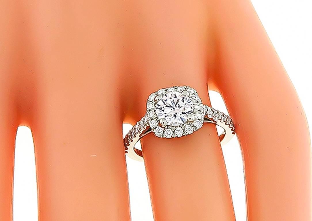 Verlobungsring mit GIA-zertifiziertem 0,90 Karat Diamant-Halo im Zustand „Neu“ im Angebot in New York, NY