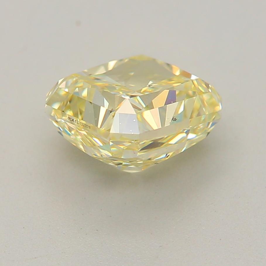 Diamant jaune clair de 0,90 carat de pureté SI2 certifié par le GIA Neuf - En vente à บางรัก, TH