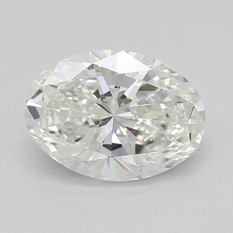 Hecho a mano en Nueva York, una impresionante muestra de artesanía y elegancia, este anillo de diamantes presenta una impresionante piedra central que es un diamante ovalado de 0,90 , clasificado con un deseable I y VS2. El diamante está certificado