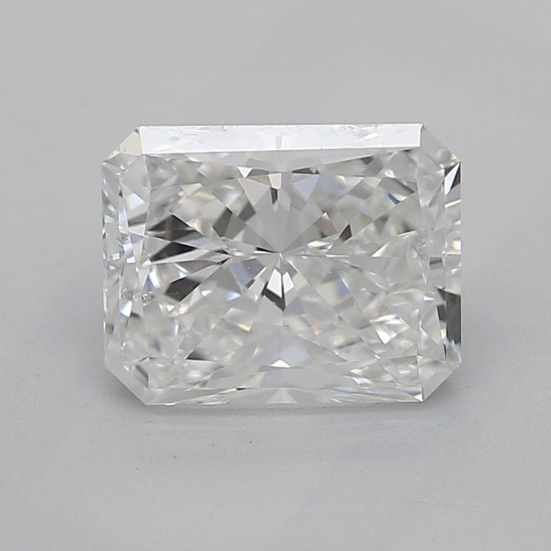 Dieser exquisite, in New York handgefertigte Diamantring besitzt einen zentralen Stein von strahlendem Glanz, der 0,90 wiegt und mit einem makellosen F und VS2 eingestuft ist. Das einzigartige Design wird durch einen auffälligen smaragdförmigen Halo